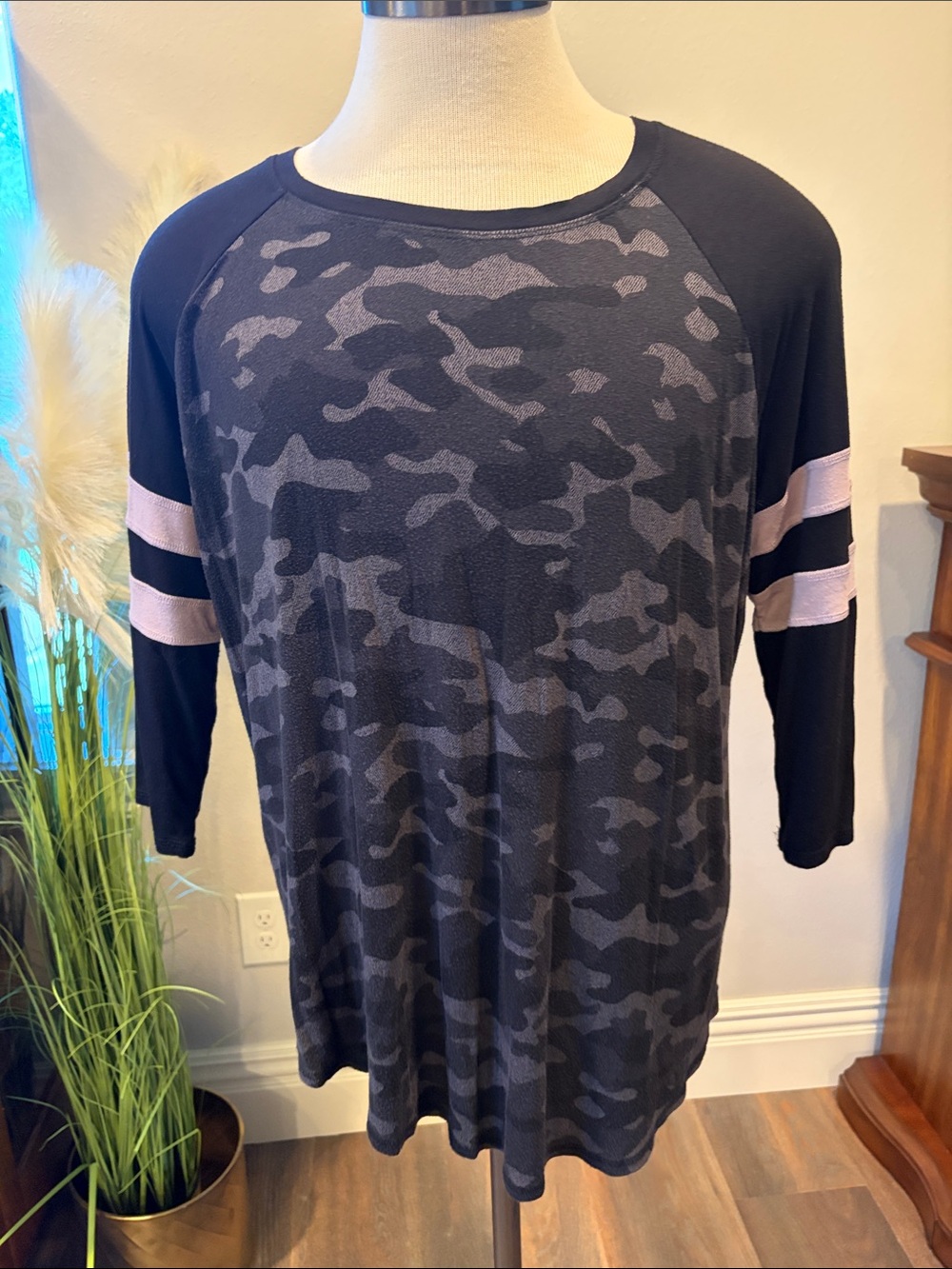 NWOT Maurice’s Camo Raglan Top with Pale Pink Sleeve Stripes Sz 1/1X